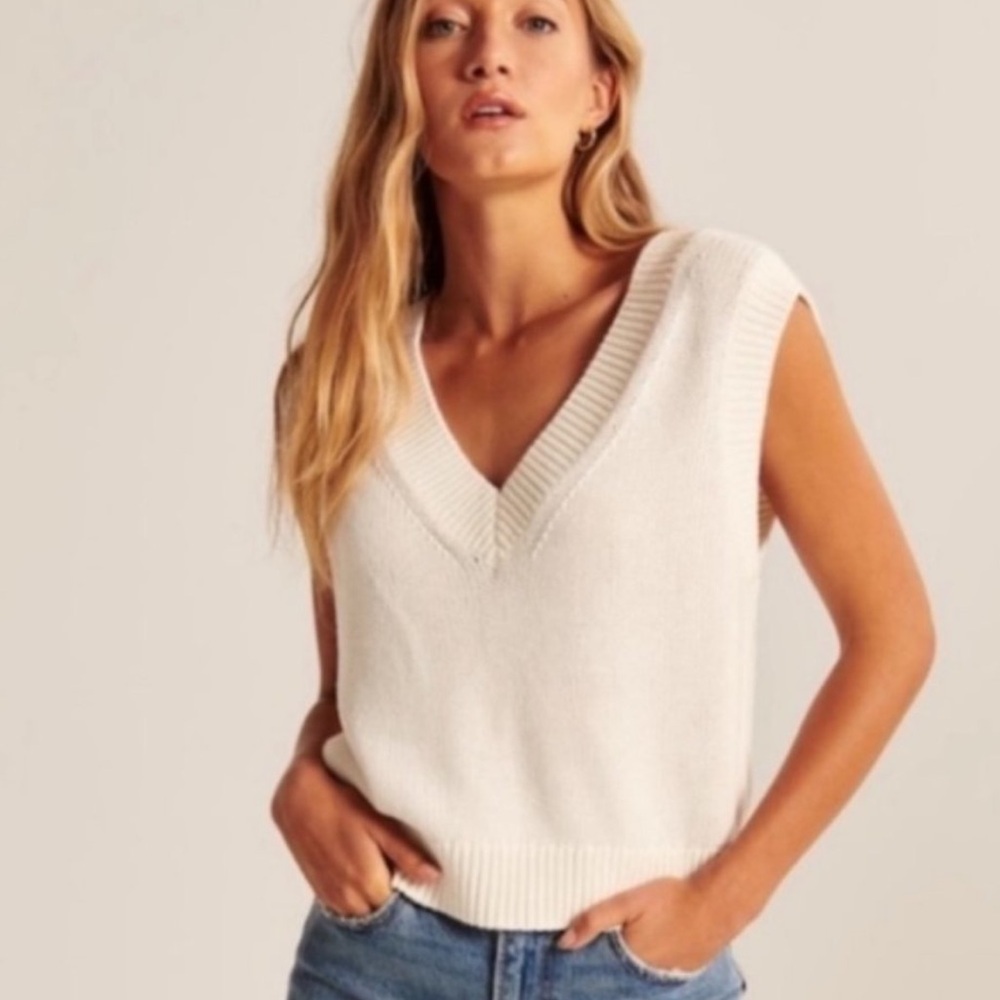 Abercrombie & Fitch Cream V-Neck Sleeveless Knit Sweater Vest